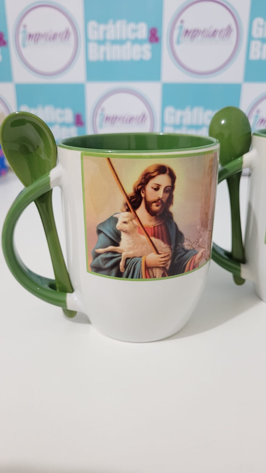 Caneca de cerâmica branca com colher, alça e interior coloridos PERSONALIZADA - Imagem 9