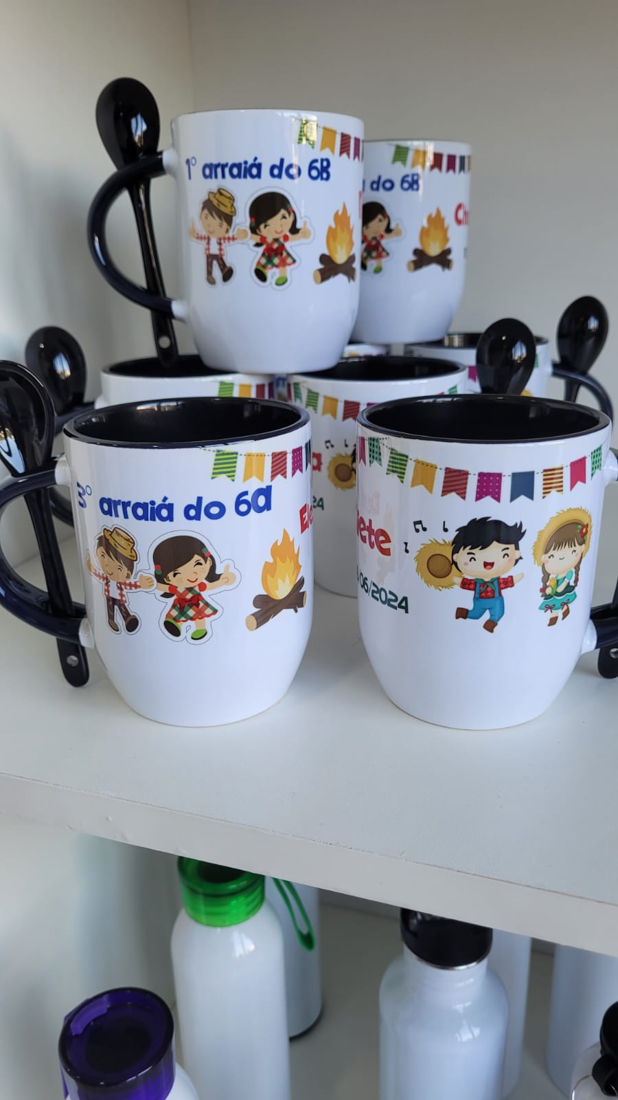 Caneca de cerâmica branca com colher, alça e interior coloridos PERSONALIZADA - Imagem 12