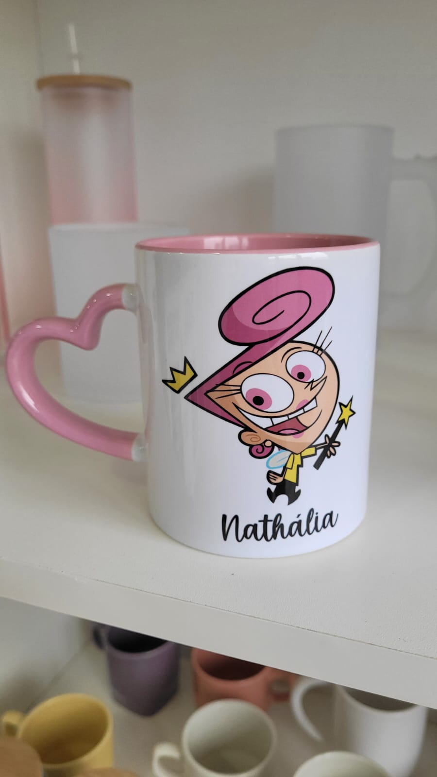 Caneca de cerâmica branca com alça coração e interior rosa - Imagem 3